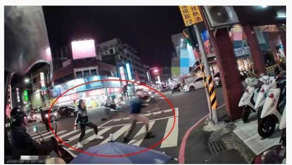 台湾一足疗技师马路上持刀伤人，疑因感情受挫泄愤。2月3日晚，台湾台南一名29岁陈