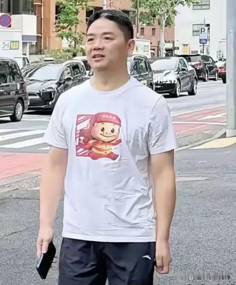 刘强东穿猪猪侠T恤现身日本：反向带货的最高境界，二维码扫出商战新脑洞

谁能想到