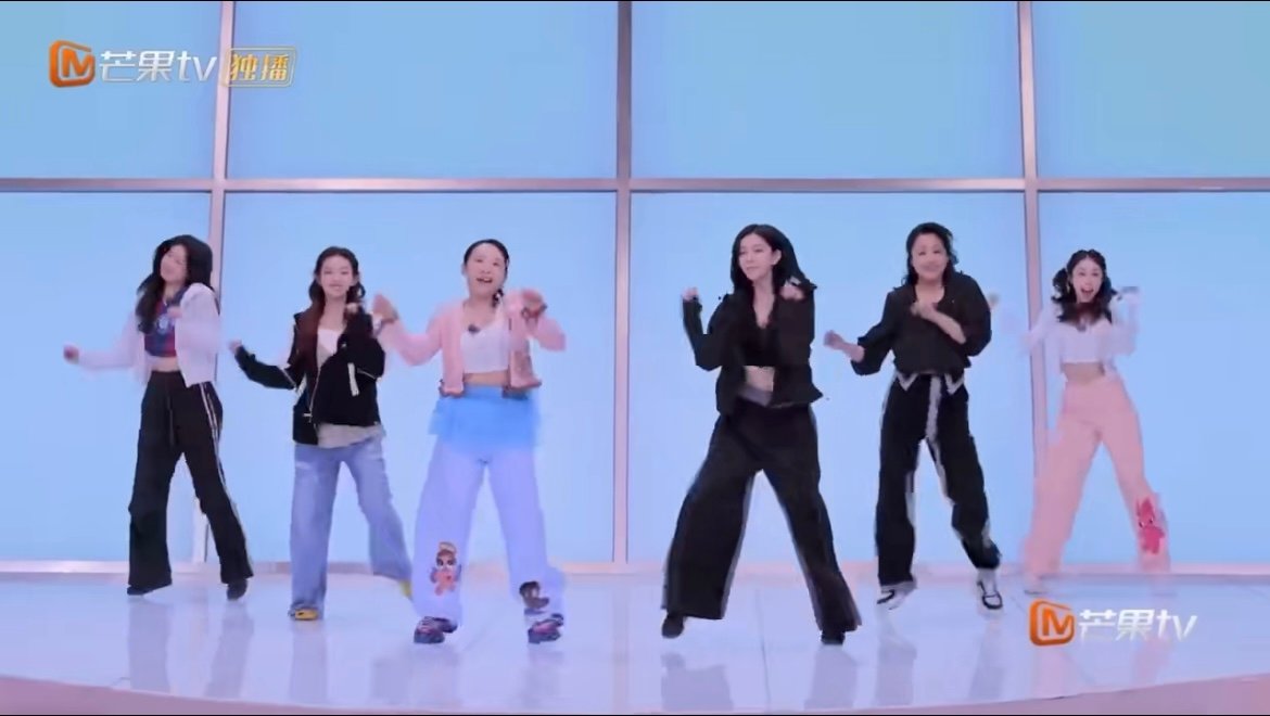 李嘉琦跳舞气血好足的美救命！李嘉琦在《乘风2025》的舞台上，简直是活力永动机！