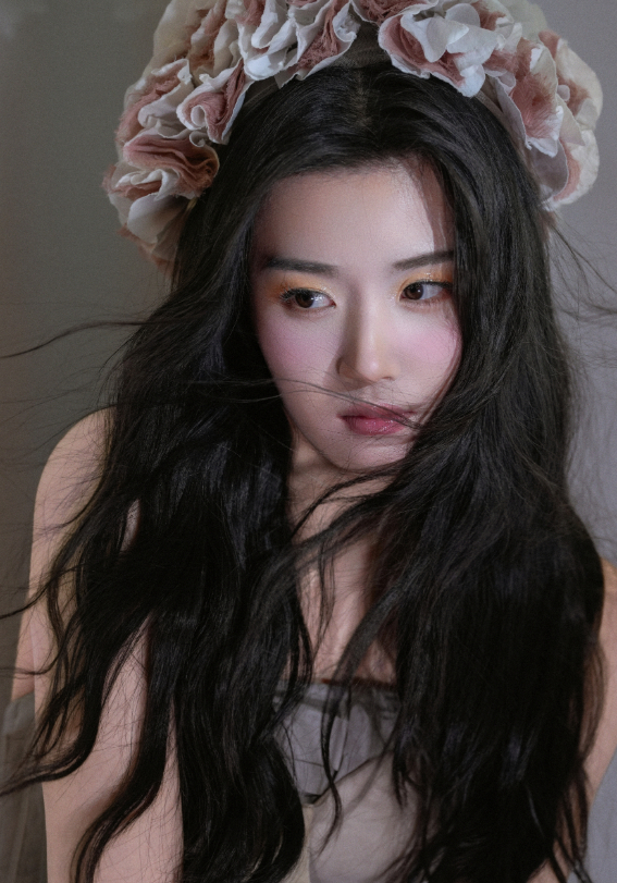 卢昱晓冷脸御姐黑长直 卢昱晓时尚先生造型也太美了吧！黑长直直接拿捏冷艳气场，直接