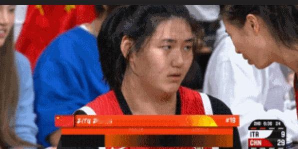 张子宇还是个孩子，王思雨就像她贴心大姐姐，随时在传授给她打球中的经验和张子宇的不