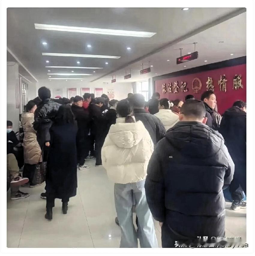 估计民政局的工作人员自己也没想到，
节后第一天，
大厅就那么热闹。但不是排队结婚