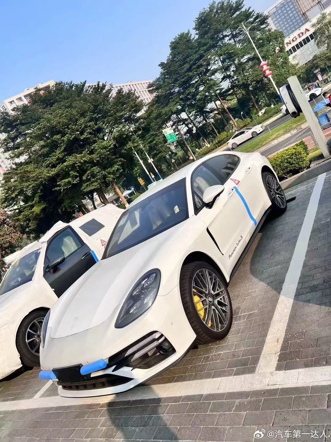 保时捷帕拉梅拉Turbos ，经典白外红内 ​​​