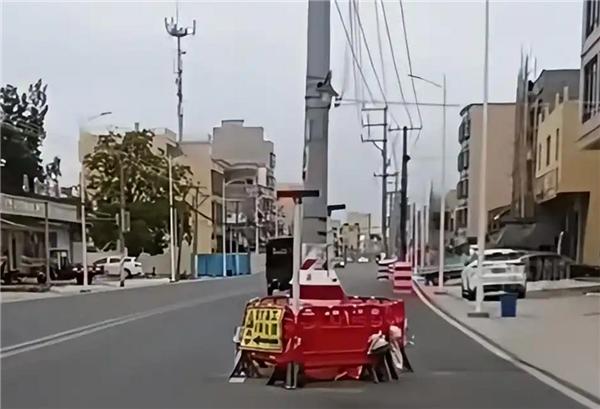 汕头这段路太离谱！电线杆立在马路中间，17岁少年撞上至今ICU昏迷！
 （个人观