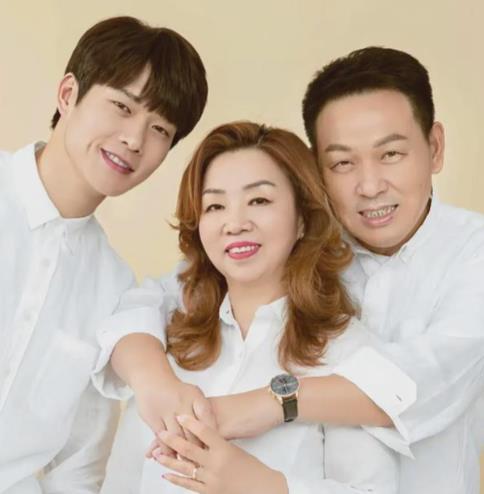 魏大勋将注册资本十万的公司转让给父亲魏绍林，然而该公司却因为一处灭火器不合格被平