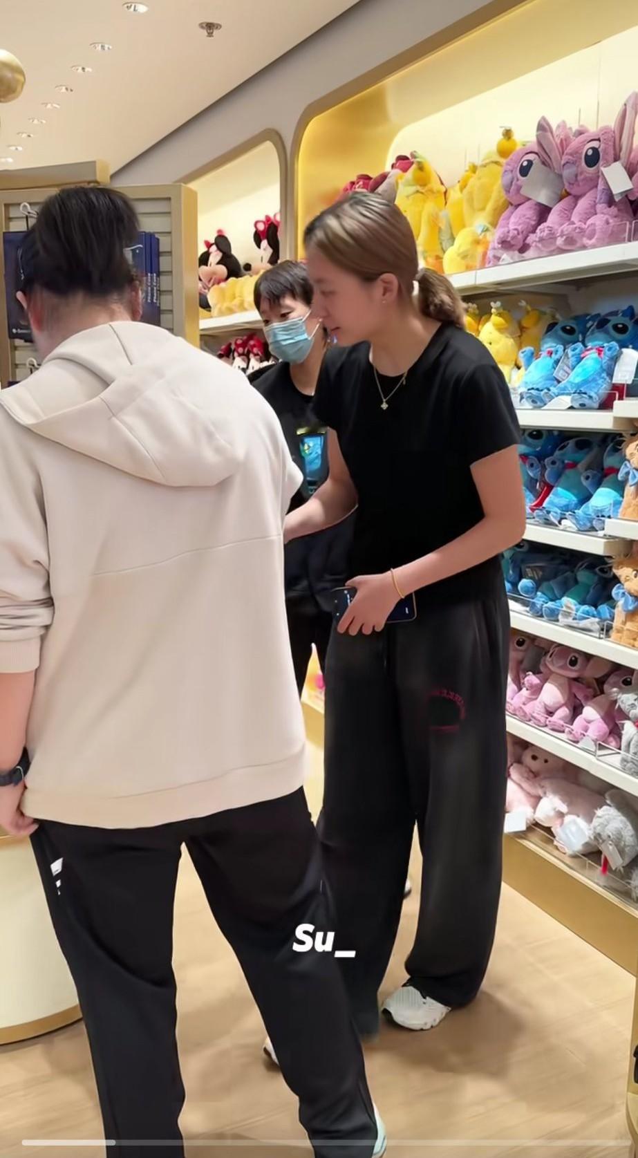 赛场上都是为国征战的将士，私下她们也还是可可爱爱的女孩子，陈熠的身高有没有1.8