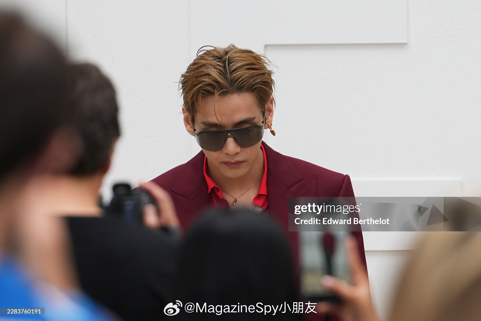 金泰亨太适合红色了 V金泰亨G社生图来袭💥！亮相巴黎时装周Celine大秀，酒