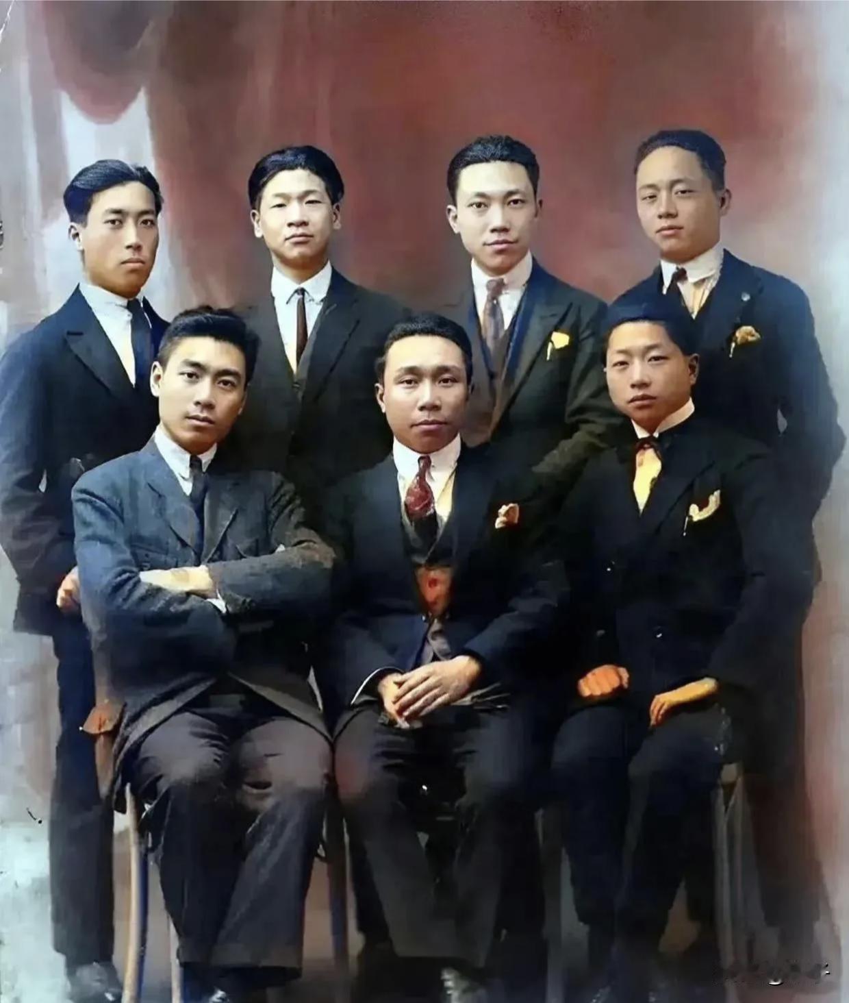 你能一眼认出哪位是周总理吗？这些青年你认识几位
 
1921年，法国巴黎。七位平