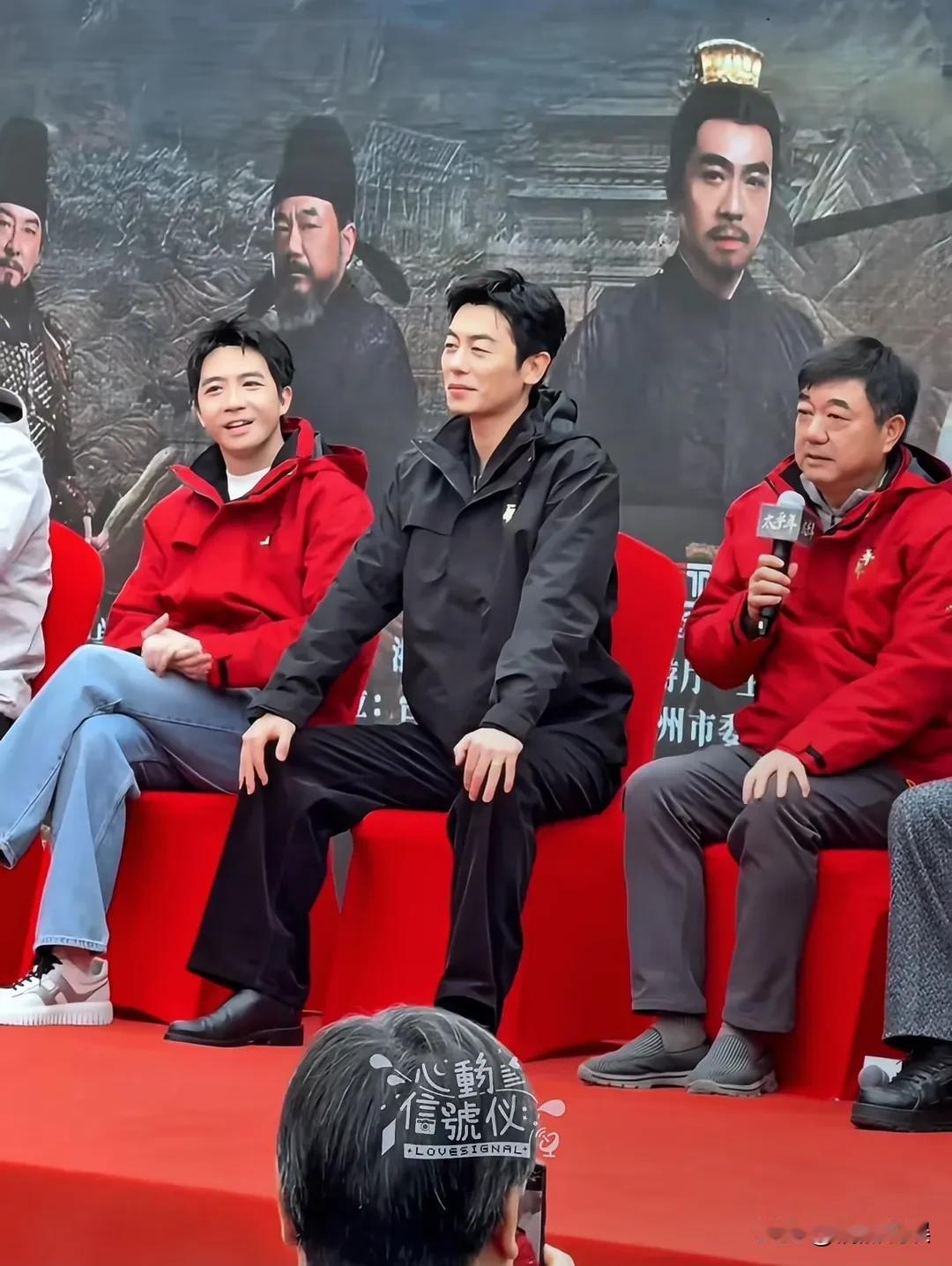 “叔圈顶流”朱亚文这“腰挺背直”的坐姿绝了啊！
看俞灏明，董勇等人一起出席电视剧