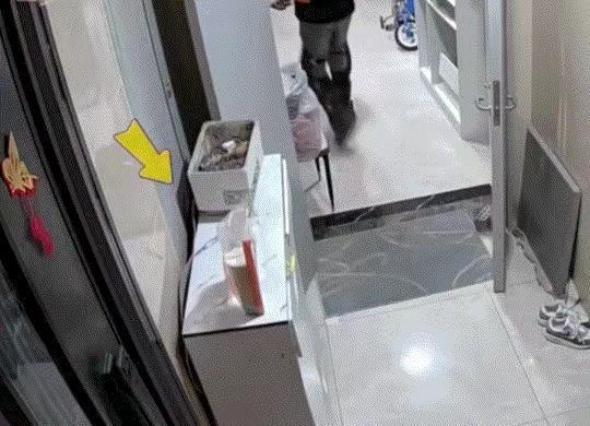 福建安溪，一16岁女孩晚上点了一杯奶茶，结果外卖小哥送到后，便将奶茶放在了女孩家