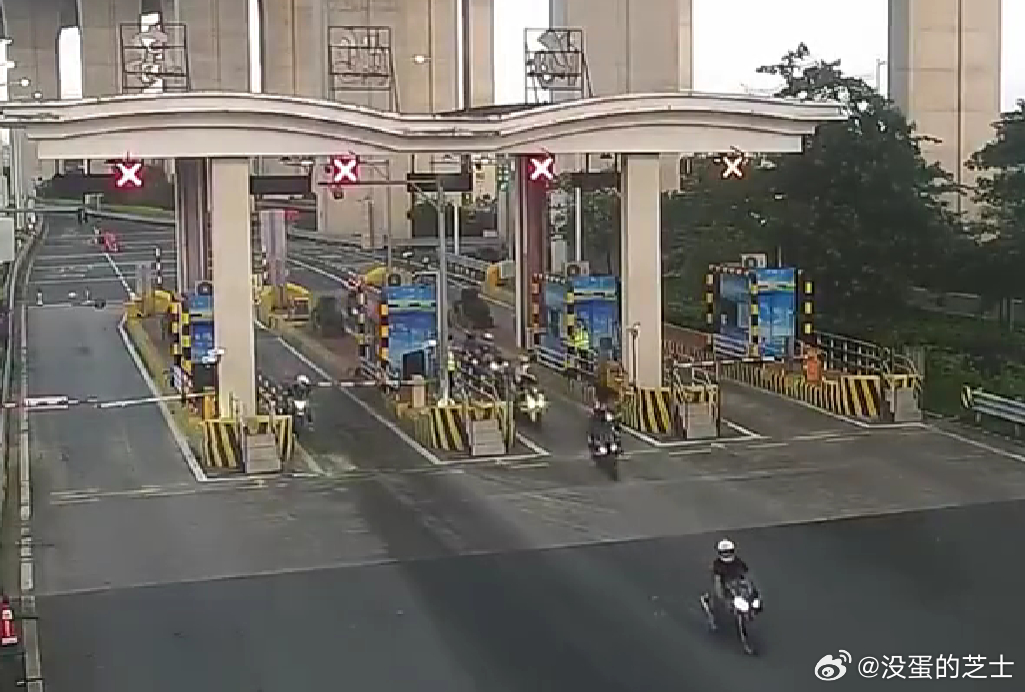 10台摩托组团冲卡上高速，才跑了约7公里，28岁骑手就没了😮7月11日广深高速
