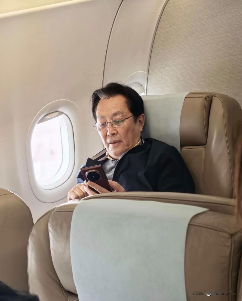 2026年2月初，在航班头等舱偶遇73岁的国家一级演员唐国强。他刷手机的画面被乘