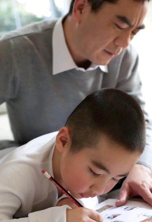 你觉得爸爸的教育方式对孩子影响大吗父亲的教育对孩子影响真的很大，妈妈负责温柔陪伴