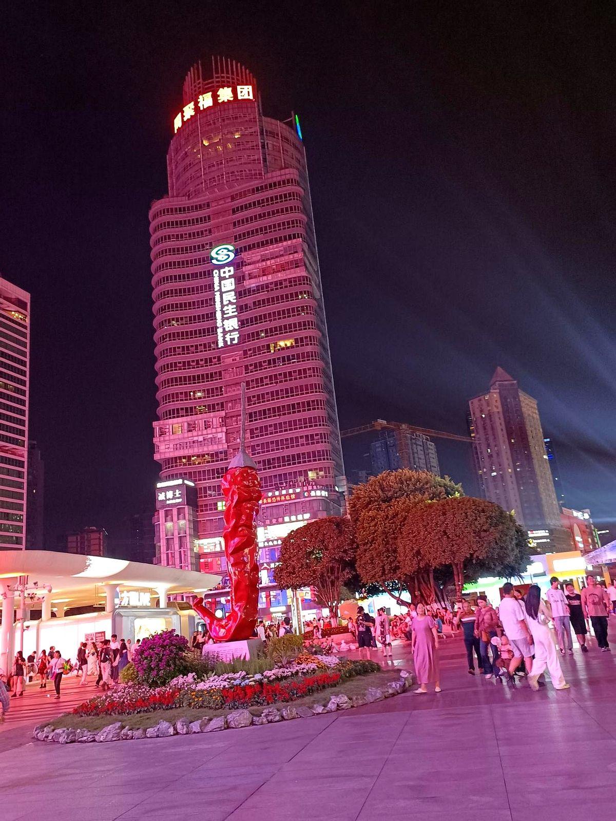 差点替她背锅丢饭碗

作者每月帮同事领工资，对方拿病假条去旅游，东窗事发他差点被