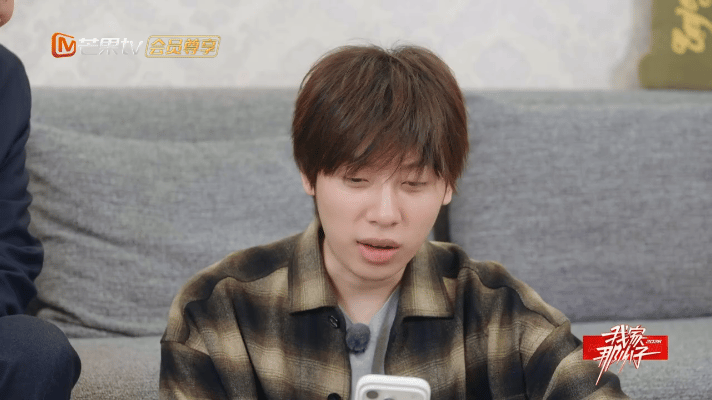 中国boy和爸爸唯一一张童年合照我家那小子王瀚哲复刻了和爸爸唯一的一张童年合影，