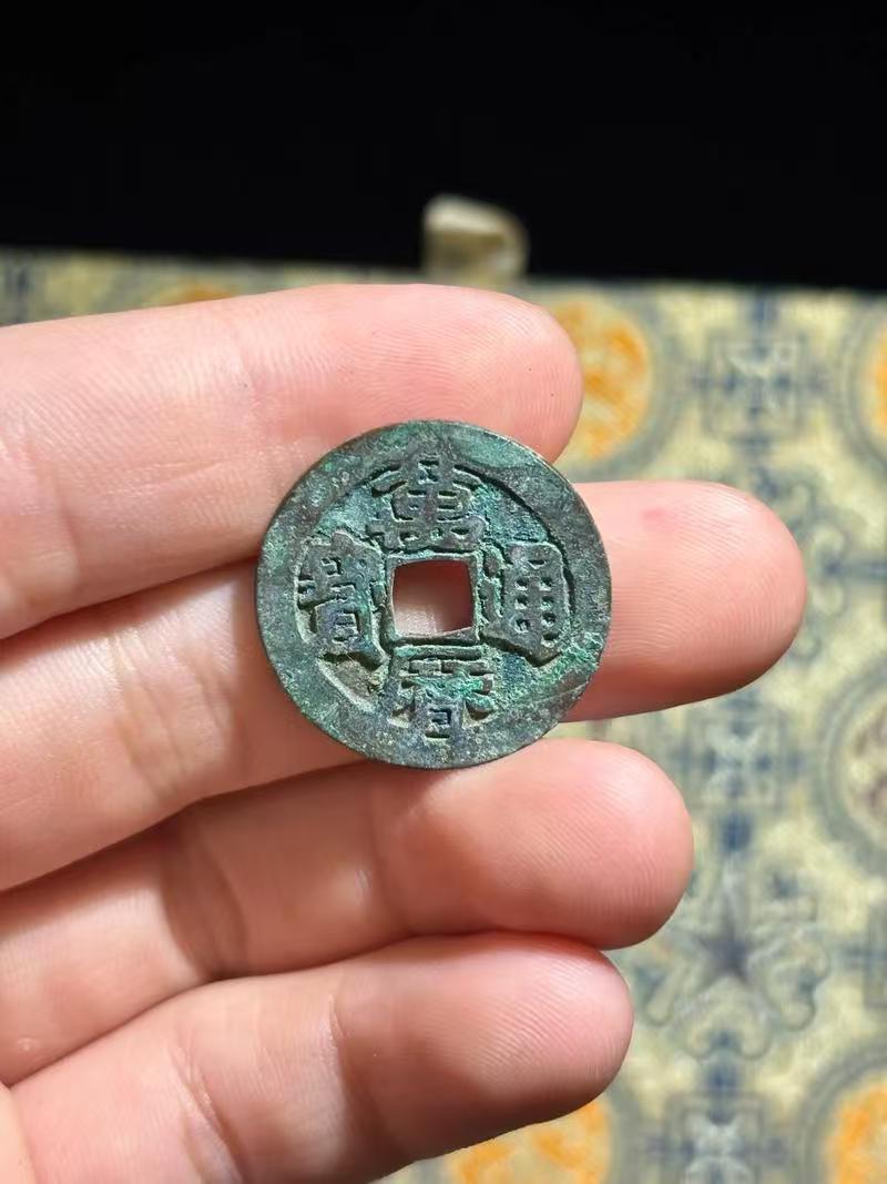 明万历48年，辽东战事爆发，万历皇帝急需对满清用兵却苦于财政吃紧，无法维持军需开