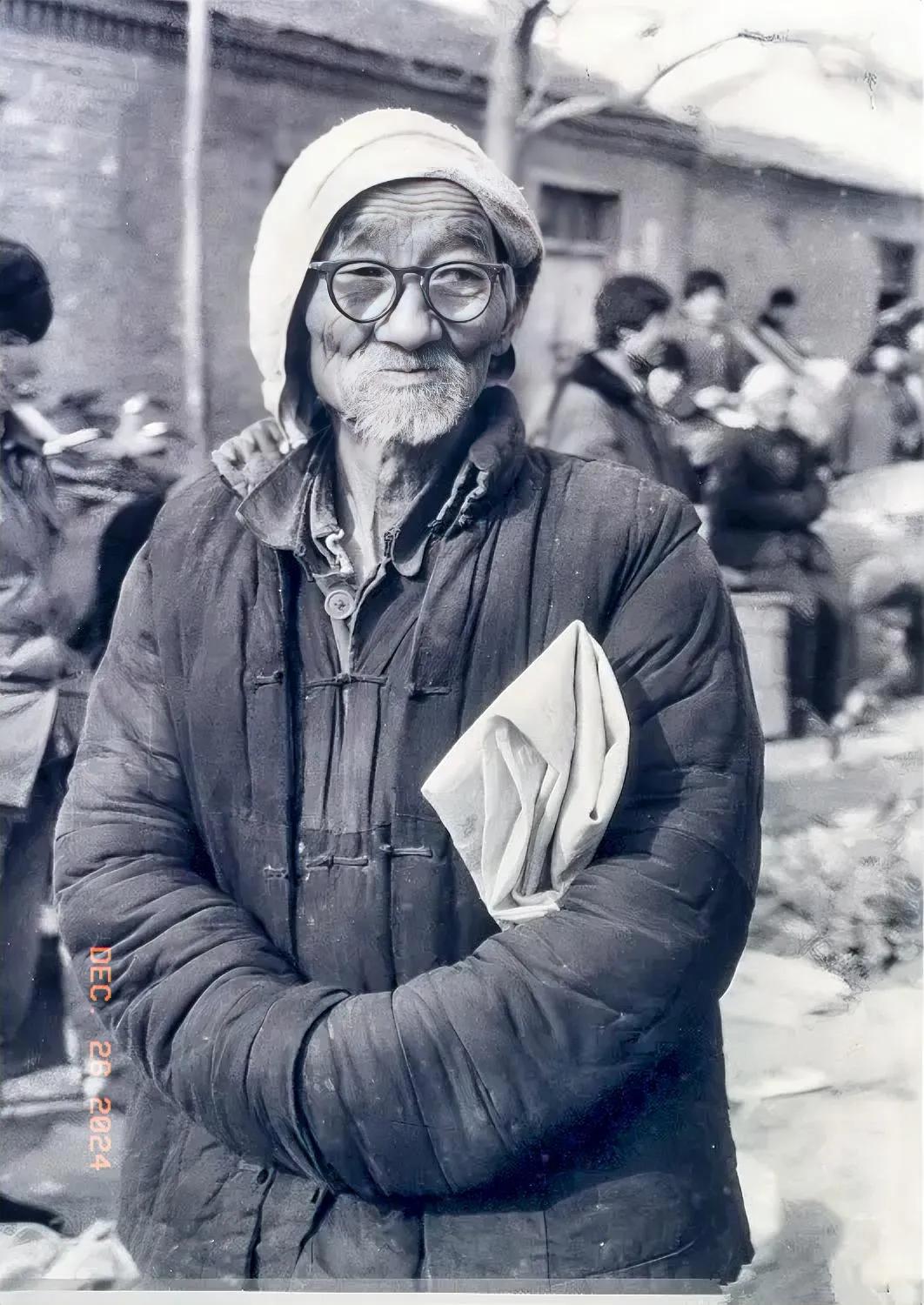1982年的影像
这位戴眼镜的农民兄弟，应该是一位生产队的会计儿，智商可能不低。