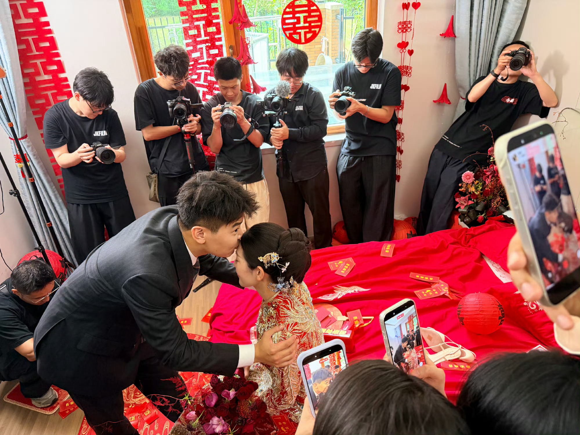 小吕秋晨大婚车队司机小1亿粉丝小两口结婚热搜3个！而且我也是第一次见他们两个亲亲