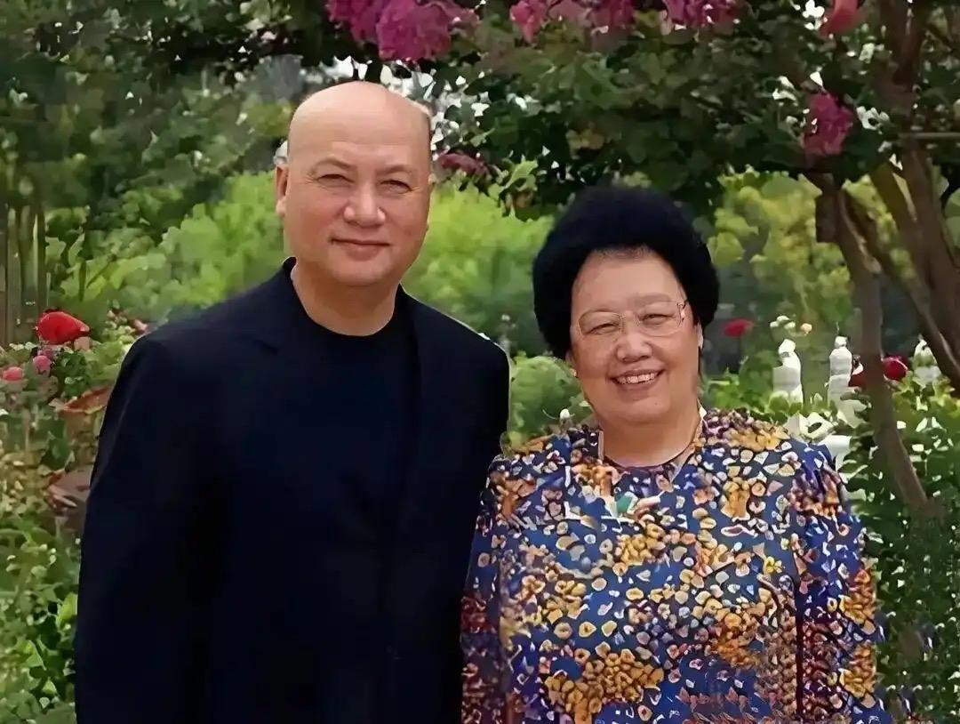 女王陛下走了，传出驾崩去世的消息
从此，世间只留下了御弟哥哥孤单度日！

两个3