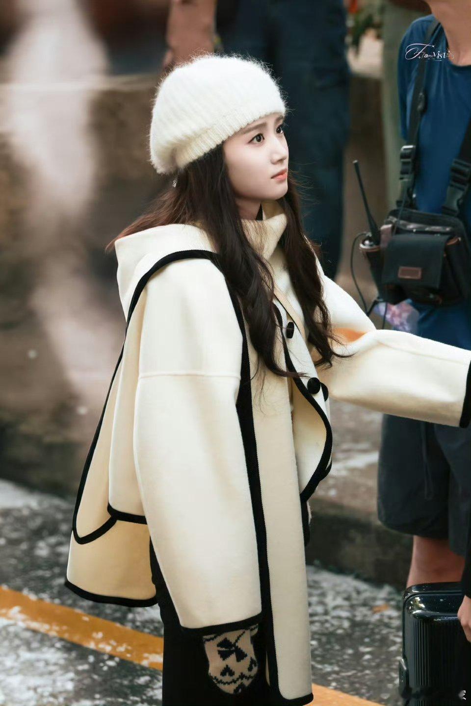 谁懂！林一卢昱晓采访笑到打颤！卢昱晓笑到眼角泛泪，温婉形象彻底崩塌～《折月亮》云