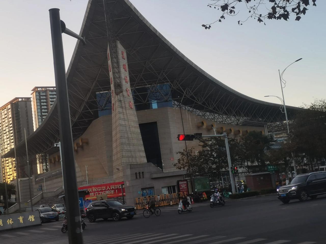 昆明市体育馆
位于环城西路与人民西路交叉口附近。
这个位置是好，但是四周都是住宅