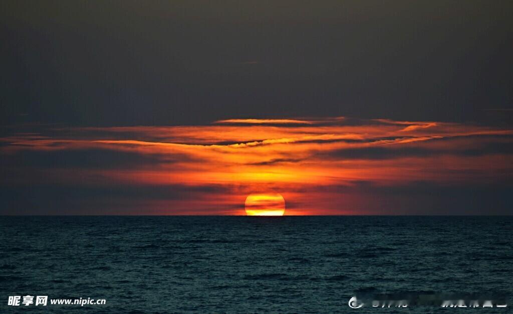 《光明顶》总以为登上光明顶能看到光明然而我却看见夕阳的余晖渐渐深沉起来我终于明白