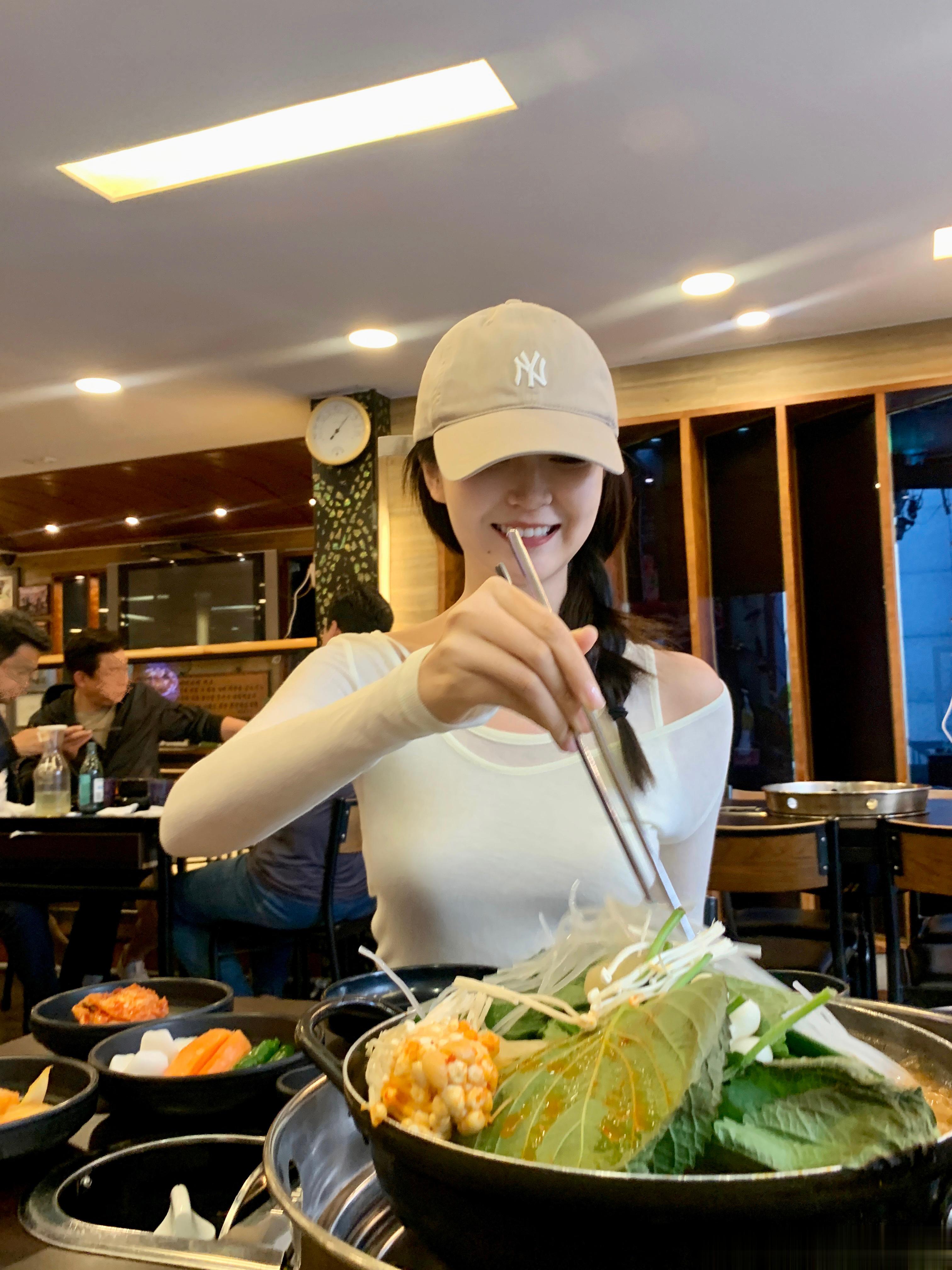 来首尔啦～ 先吃了再说[嘻嘻]  ​​​