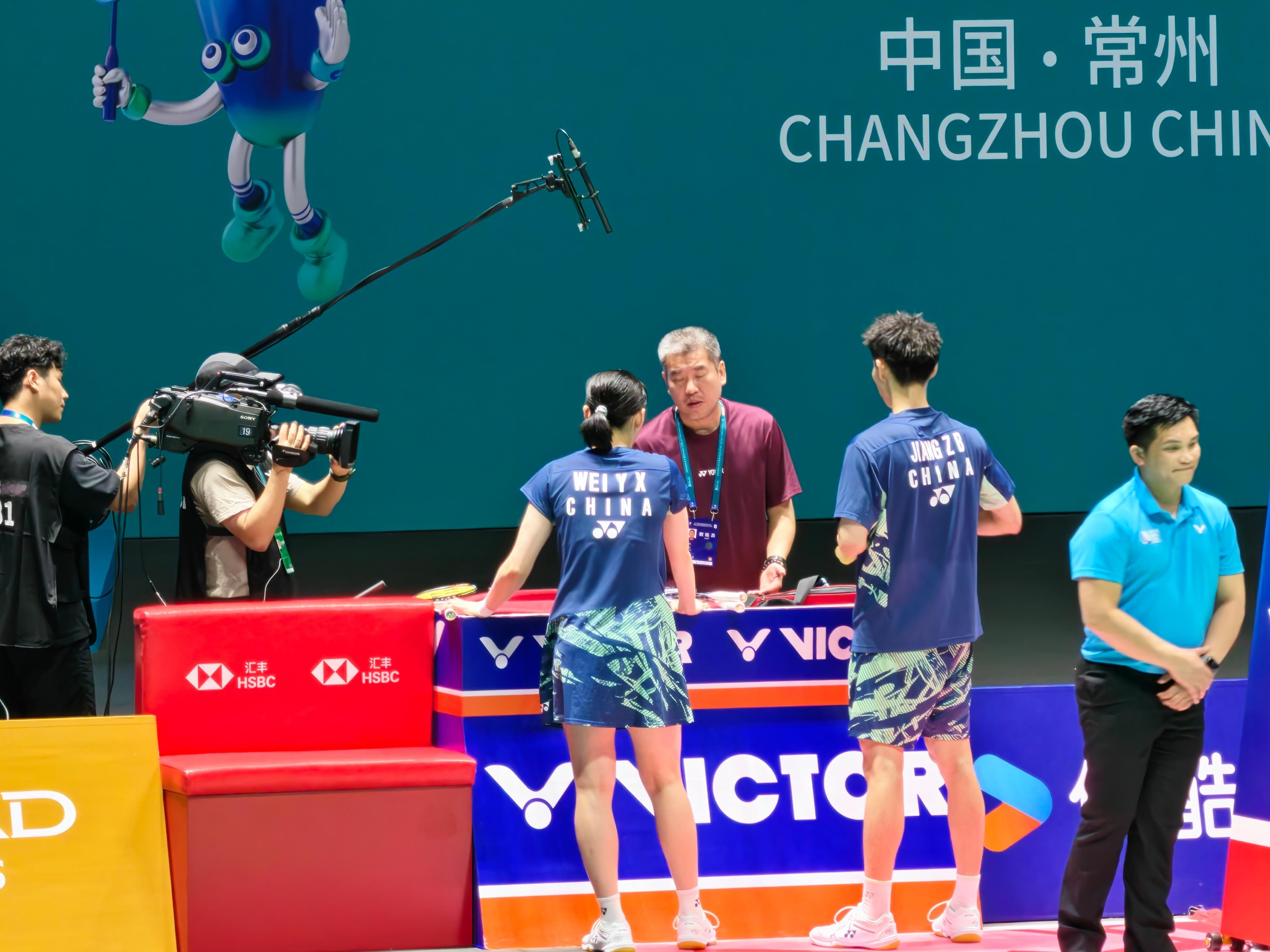 蒋振邦/魏雅欣🇨🇳 16-21、21-15 🇮🇩希达亚图拉/费利沙决胜局