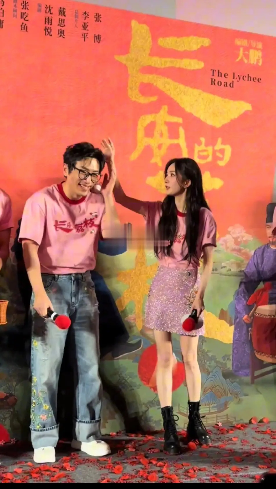 白客不会是心底里喜欢幂姐吧？杨幂帮他整理下头发上的纸片而已，白客居然能激动成那个