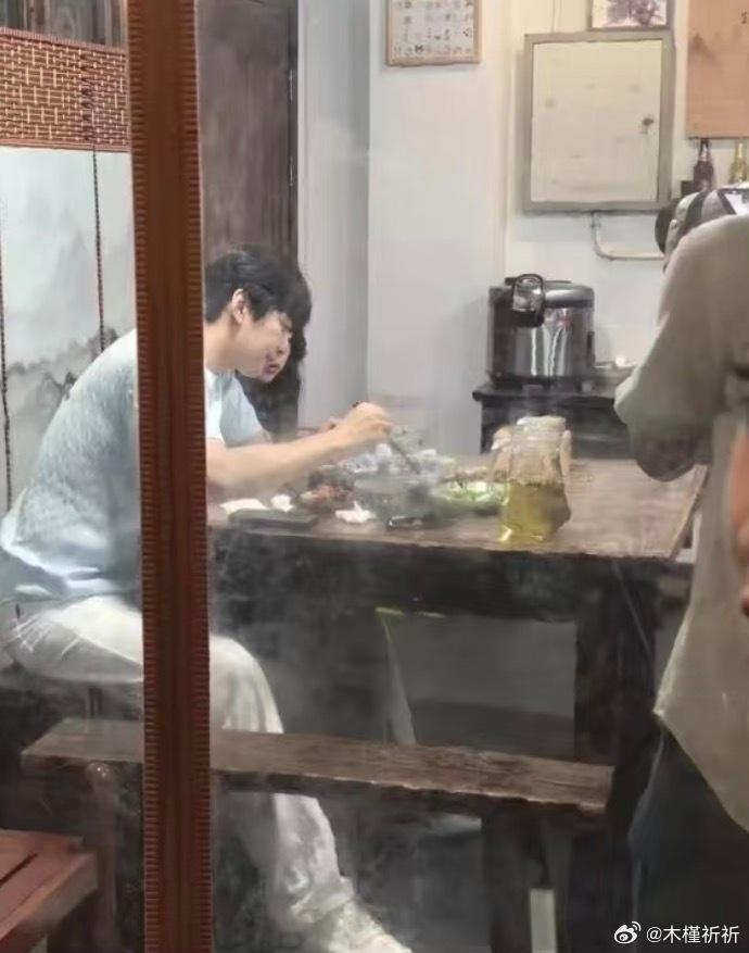 柳周he？！旁边是摄像吗，感觉这还是在录节目吧！半熟恋人｜ 