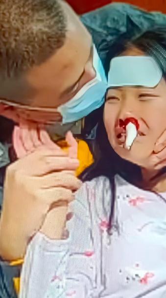 泪目！四川一位8岁小姑娘白血病到了晚期，剩下的日子不多了。她哭着跟爸爸讲：爸爸不