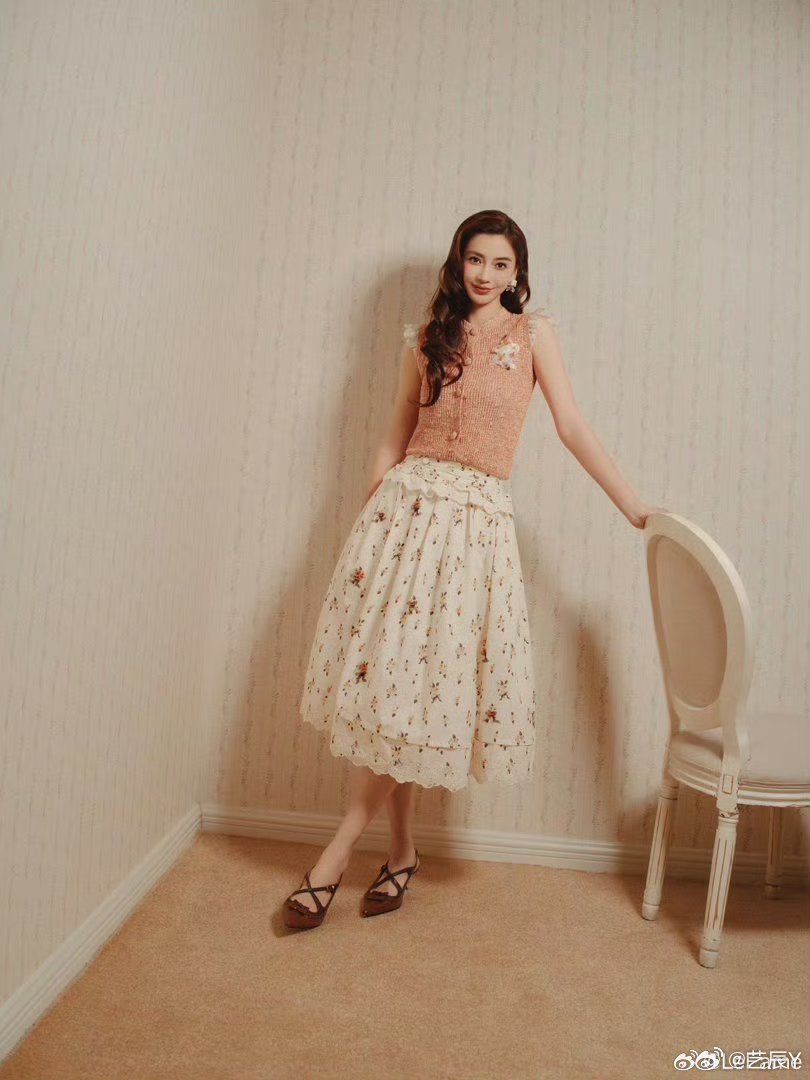 angelababy ｜杨颖 “你像那天上的星星一般，遥远且闪亮，在我心里好久好