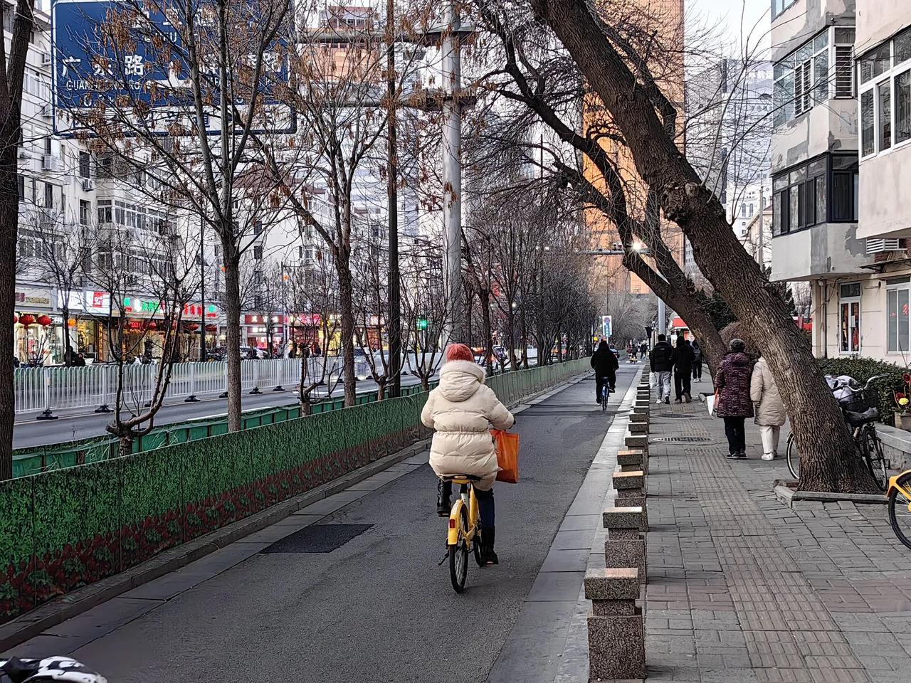 傍晚，从下瓦房地铁站出来，沿大沽南路，本想去往南京路，但不知道怎么搞的，竟走到了