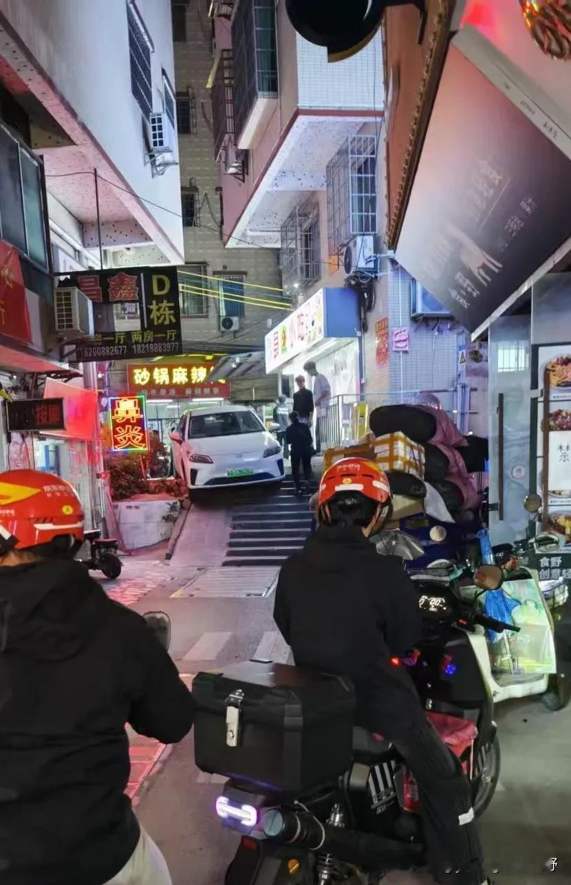 广州的网约车真是牛逼，就没有不敢走的道路。在白云区的一处城中村内，一辆网约车行驶