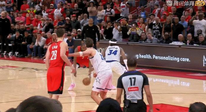 杜兰特命中扳平三分。比赛还剩21.4秒。