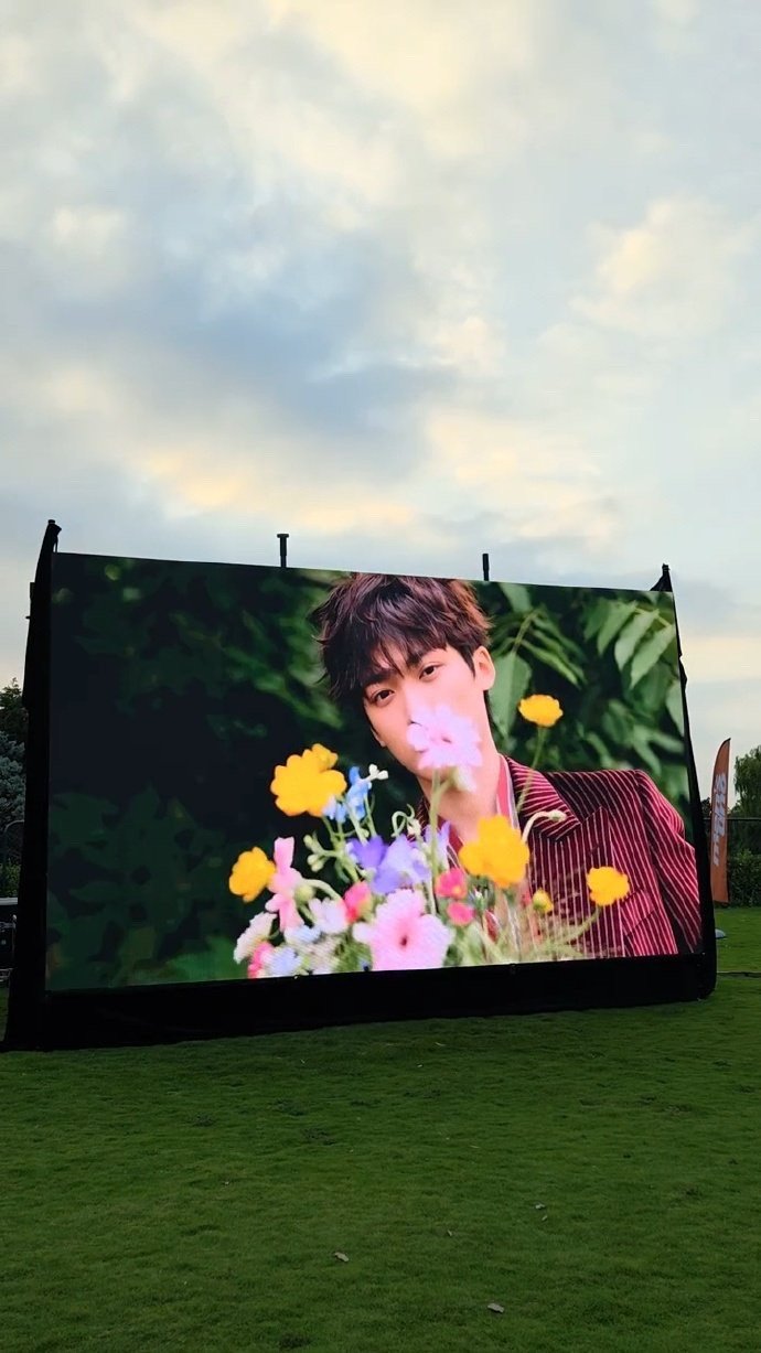 梓渝杂志大屏梓渝这张脸真的太适合大屏了 梓渝杂志大屏，梓渝这张脸真的太适合大屏了