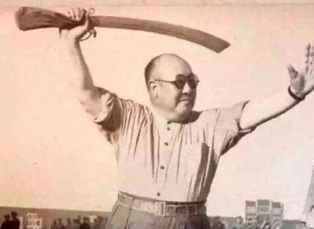 1949年，蒋介石封马步芳为西北军政长官，同时，为稳住马鸿逵，任命他为副长官兼甘