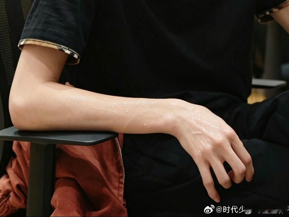 “宝贝 你是水做的吗 哥哥手上全是你的💦” 
