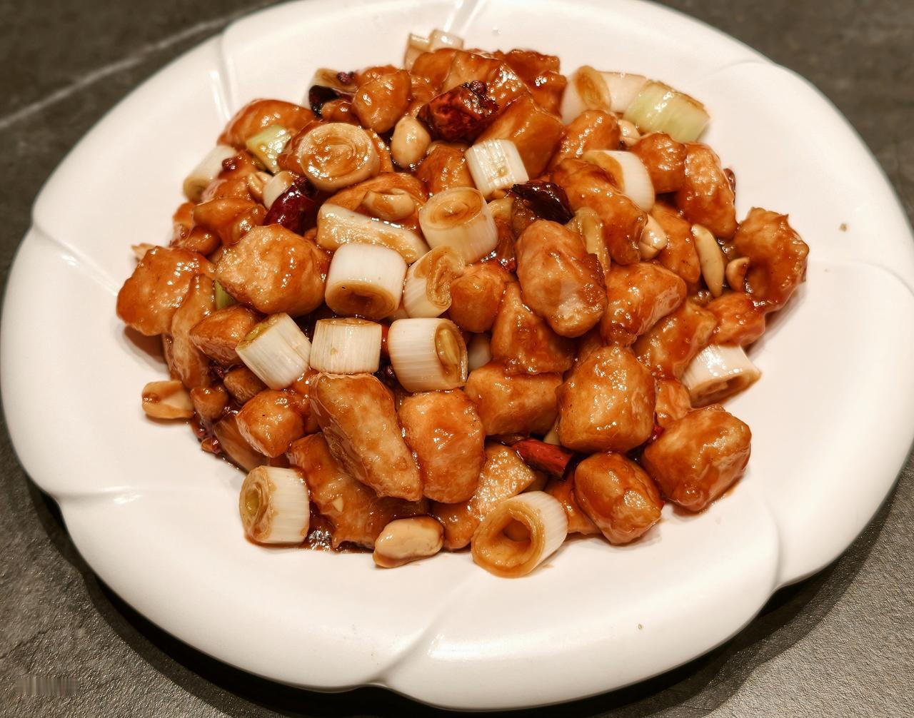 鸦儿李记（牛街店）的新派清真佳肴：
热菜：宫保鸡丁、蒜焗沙巴鱼、香葱炒口蘑、虾仁