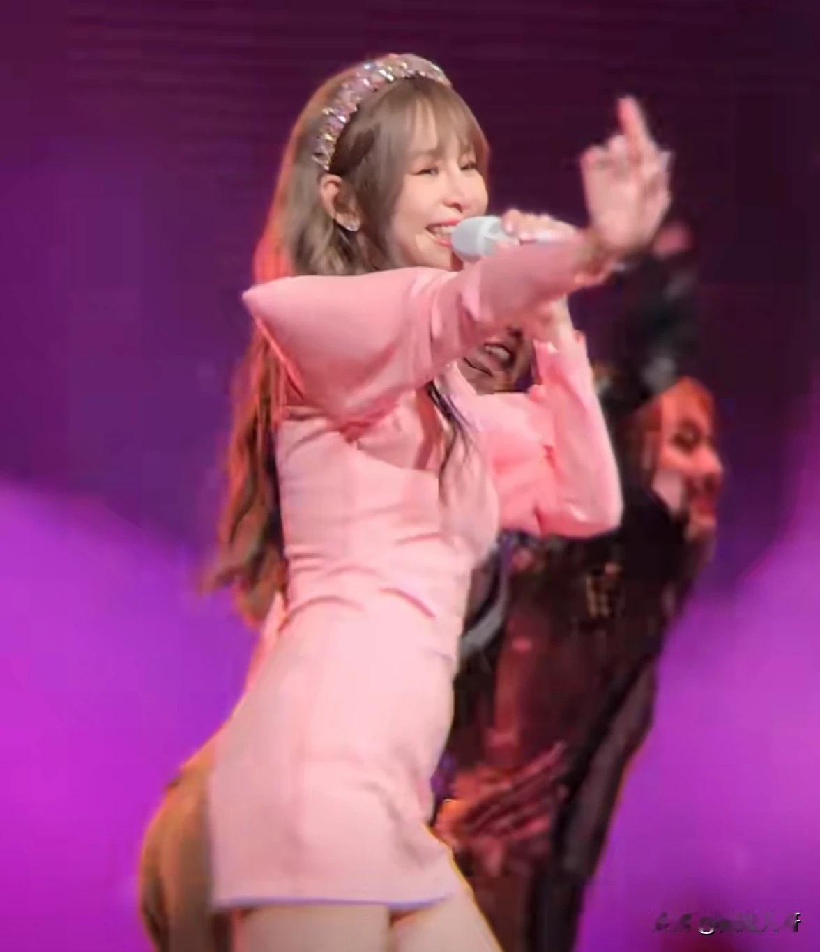 打回原形！41岁王心凌演唱会被抓拍了，歌甜身材美，就是脸上的胶原蛋白流失的好严重