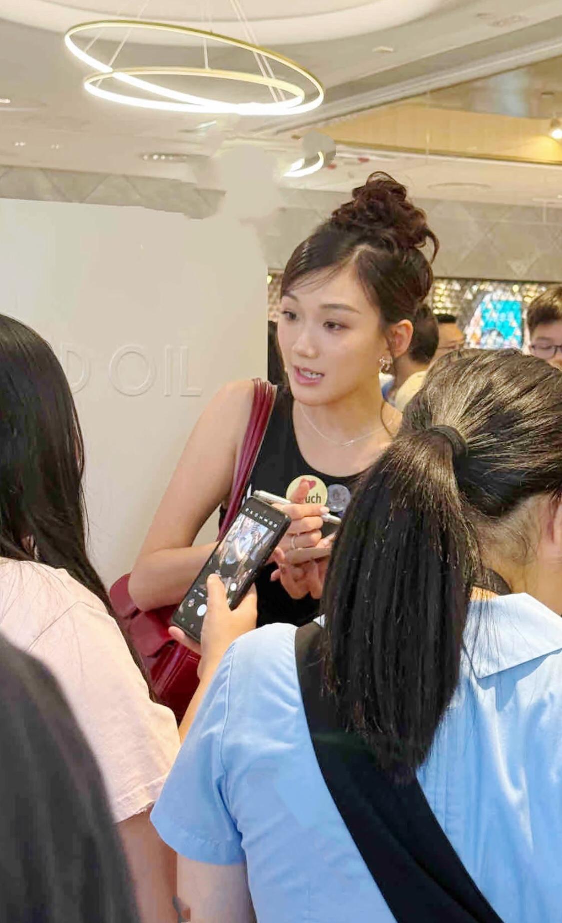 我以为钟丽缇的其中一个女儿 和这个人好像，不知道哪位