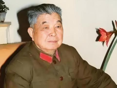 1953年，西康军区司令员刘忠回乡，见到原配穿得破烂，现任妻子伍兰英深情鞠躬：“