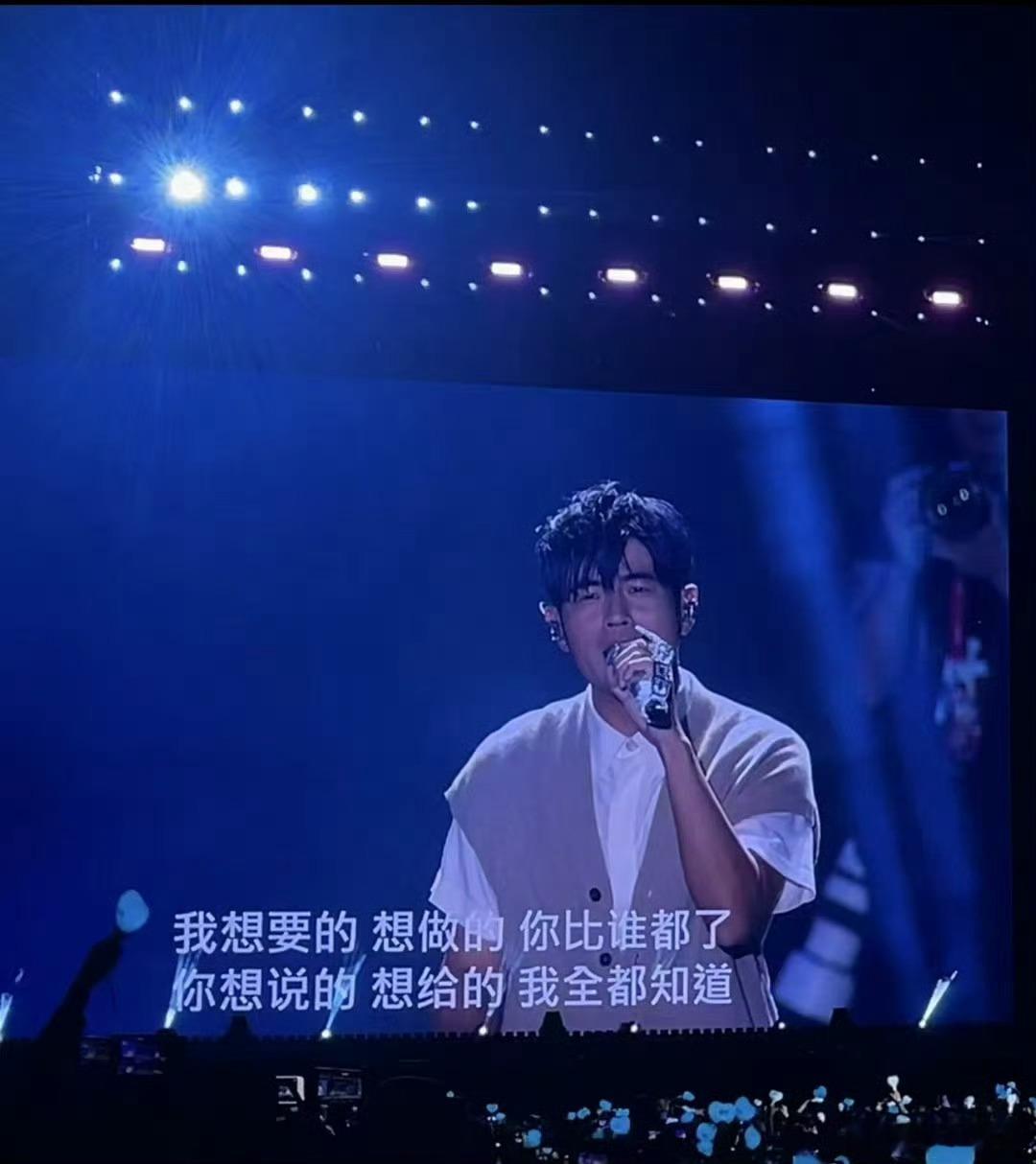 周杰伦唱的是两代人的青春原来我和自家偶像都是周杰伦粉丝周杰伦演唱会唱的是两代人的