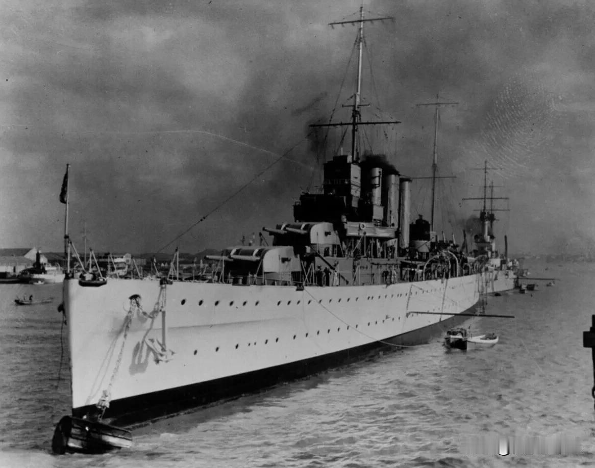 1930年，停泊在黄浦江上的英国皇家海军“萨福克”号重巡洋舰，在其后面的是法国海