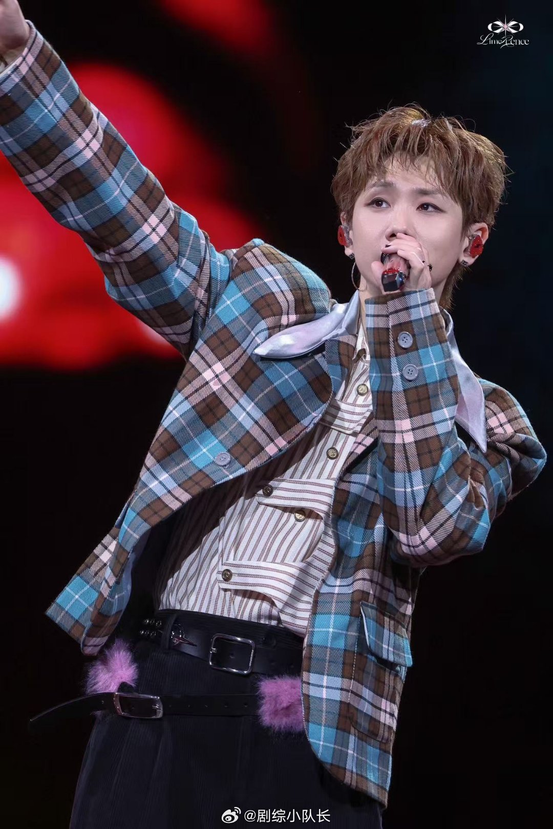 听汪苏泷唱茉莉没有不尖叫的理由 因为这首《茉莉》的花语是：纯洁的爱。他把少年心事