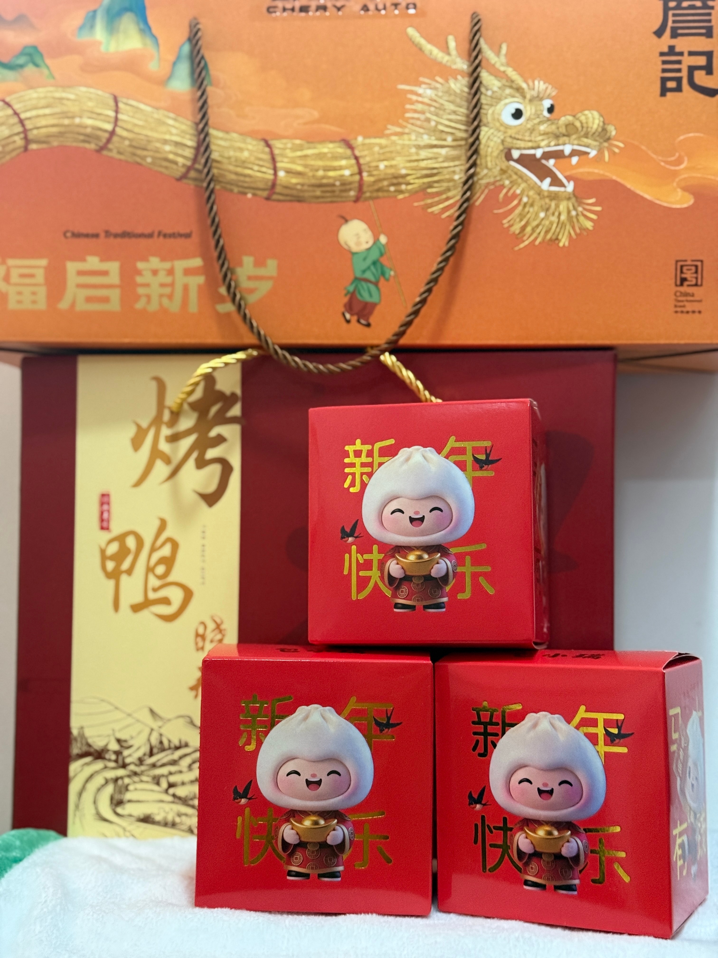 前几天去奇瑞家宴拿到的三个新年盲盒给大家抽个奖哇，铁粉宝们点赞这条就行～  抽奖