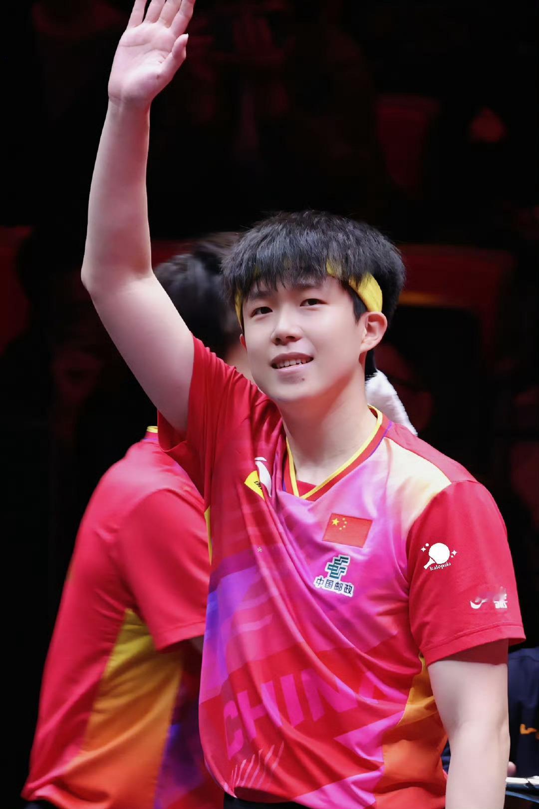 “他的一句我在国家队等你，他就一拍一拍做到了，到现在站在更大的舞台”图源水印｜#