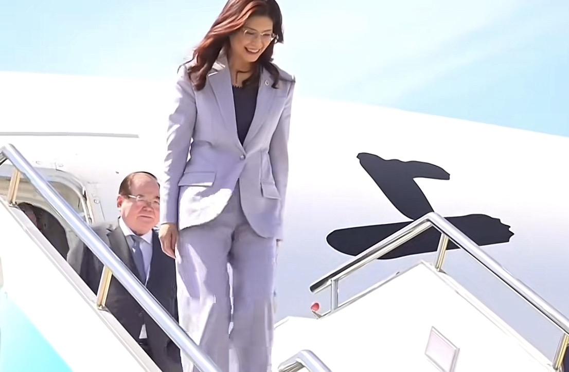 郑丽文女士带领国民党一行人来了，看得出来，她很兴奋，很开心！先到的上海，接待规模