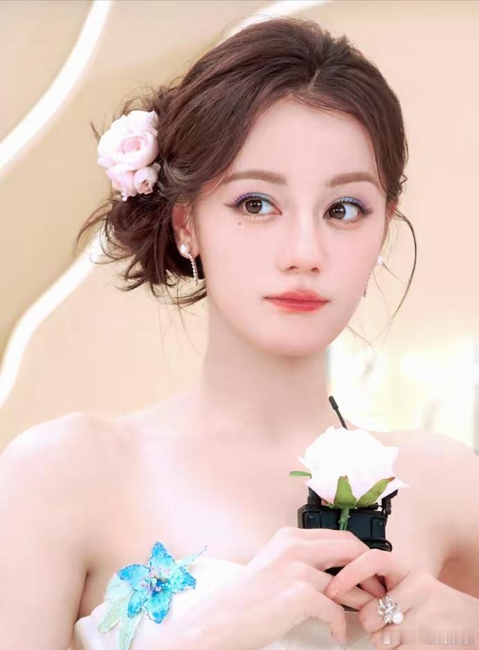 迪丽热巴侧边丸子头 网友总爱对着迪丽热巴的造型疯狂表白，像 “怎么有女孩子这种光