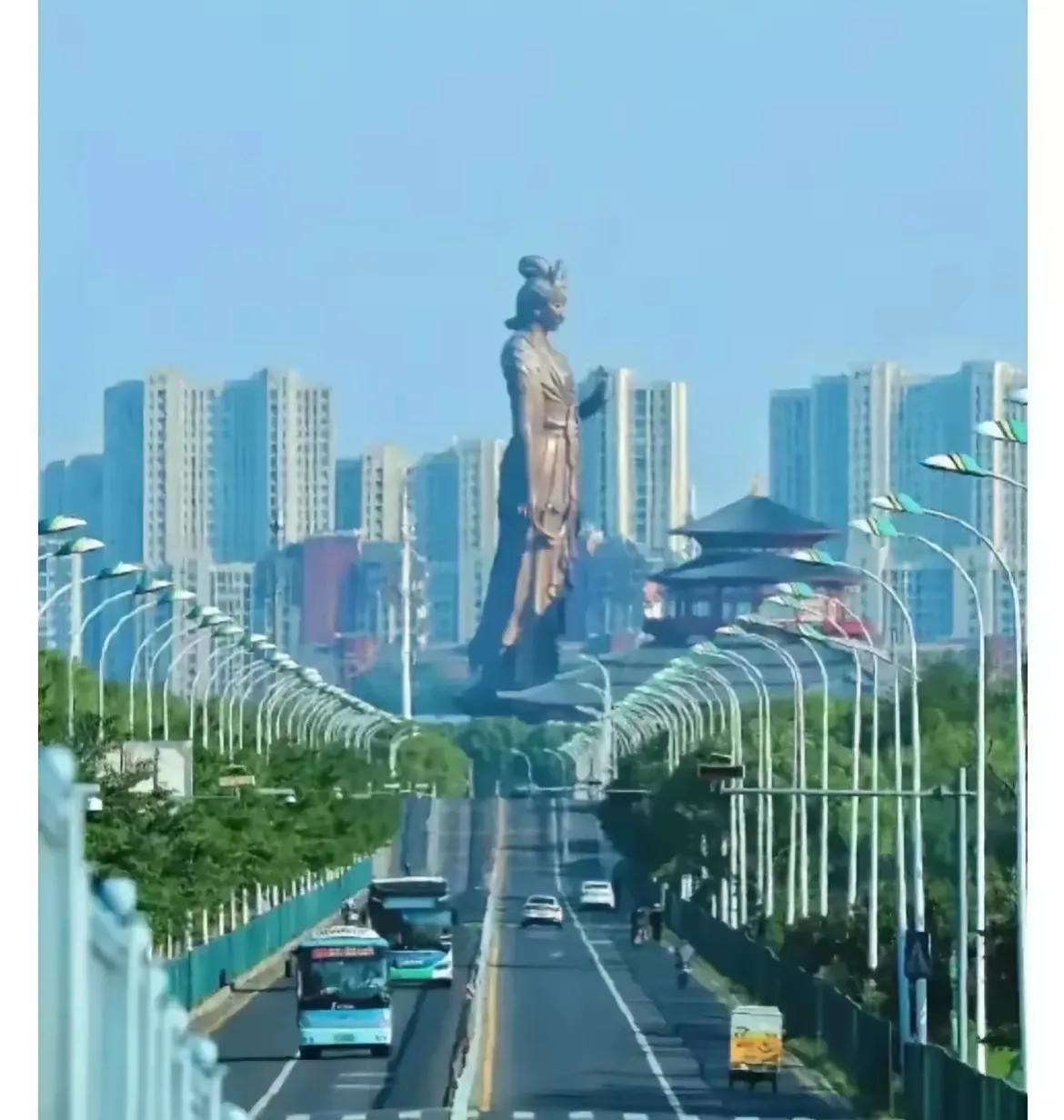 武则天的雕像为这座城市带来不少旅游收入！
这里并不是四川广元市更不是山西文水县，